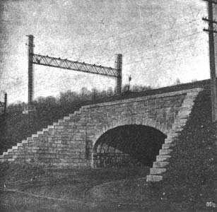 A Sketch of the New Haven Trolley Lines, Showing the Method of Stiffening by Triangles./ELECTRIFICATION OF THE NEW YORK CENTRAL AND NEW HAVEN RAILROADS.