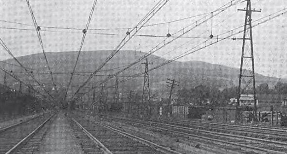 FIG. 8�CROSS CATENARY LINE CONSTRUCTION IN YARDS AT NORTH ADAMS