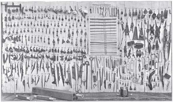 FIG. 4. � OVERHEAD LINE MATERIAL, PAST AND PRESENT PRACTICE, CHICAGO CITY RAILWAY
