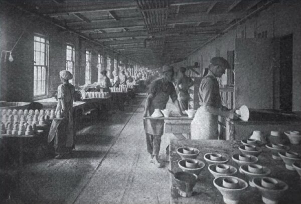 Operation of Putting on Glaze Exemplary Porcelain Insulator Factory
