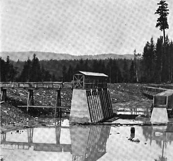 INTERIOR OF THE RESERVOIR DURING CONSTRUCTION , SHOWING THE ARRANGEMENT BY WHICH THE PLANT WAS OPERATED WITHOUT FILLING THE RESERVOIR.