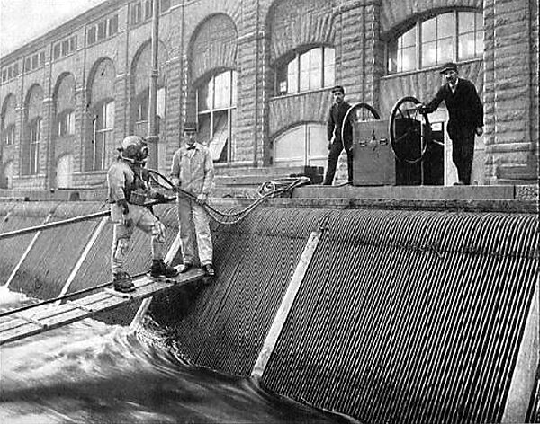 PREPARING FOR SUBMARINE REPAIRS TO THE INLET RACKS