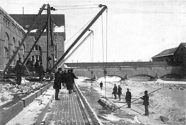 OIL PUMPING AND FILTERING PLANT AND WATER-DRIVEN AIR COMPRESSOR LOCATED IN CHAMBER ADJOINING THE TURBINE DECK, 150 FEET BELOW THE POWER HOUSE FLOOR