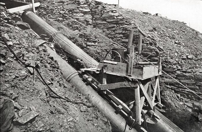 \"LEADING\" THE JOINTS ON THE PIPE LINE OF THE STANDARD ELECTRIC COMPANY OF CALIFORNIA. THE FURNACE AND TRUCK TRAVELLED ON TOP OF THE PIPES, USING THEM AS TRACKS