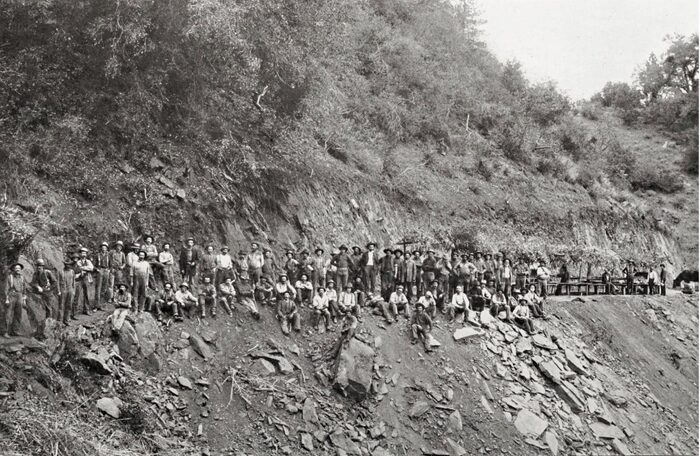 TWO THOUSAND MEN WERE EMPLOYED IN DIGGING THE DITCH OF THE STANDARD ELECTRIC COMPANY