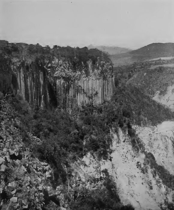 THE BARRANCA OF REGLA. THE CANAL AND TUNNELS FOR THE PACHUCA POWER PLANT ARE IN THE FOREGROUND UNDER THE BASALTIC COLUMNS, THOUGH NOT READILY DISCERNIBLE IN THE ILLUSTRATION