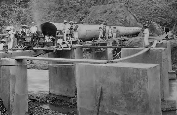 THE 6-FOOT FEEDERS BETWEEN THE TUNNELS OF THE NECAXA PLANT, IN PROCESS OF CONSTRUCTION