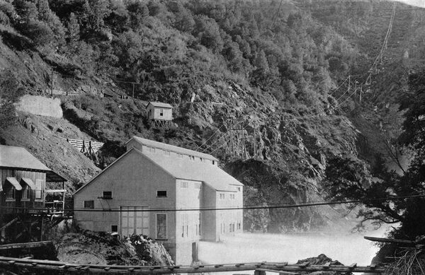 FIG. 16 -- THE DE SALBA POWER HOUSE, SHOWING LONG SPANS ON 40-FOOT POLES CROSSING RAVINES