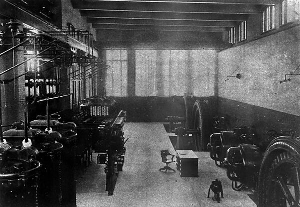 Fig.1 -- INTERIOR VIEW OF THE WEST BUXTON POWER HOUSE OP THE PORTLAND ELECTRIC COMPANY.