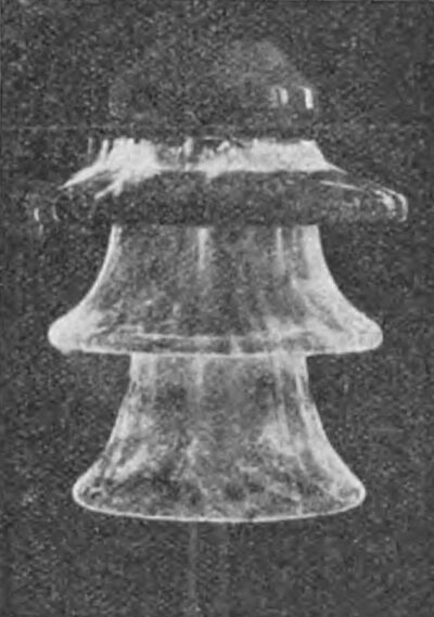 Fig. 10. Glow of the insulator in a water vapor saturated atmosphere.