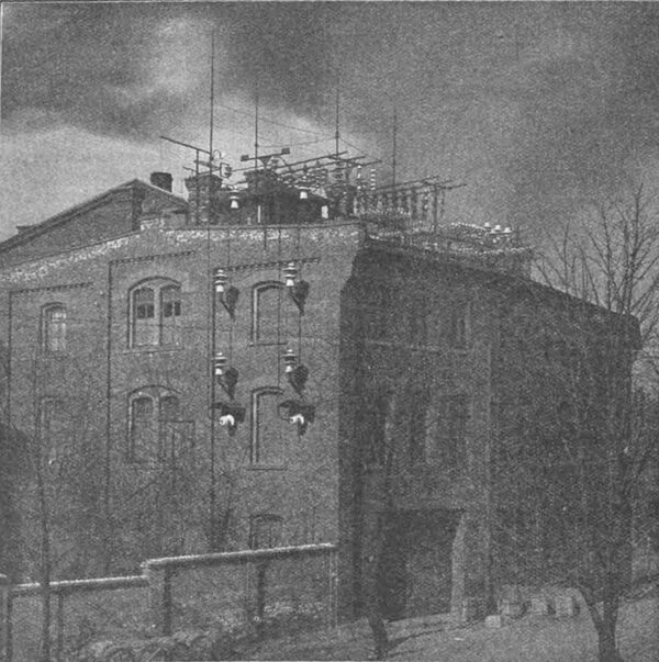 Fig. 2. Test track of the Porzellanfabrik Hermsdorf S.-A. for 200,000 volts and outdoor test facility.