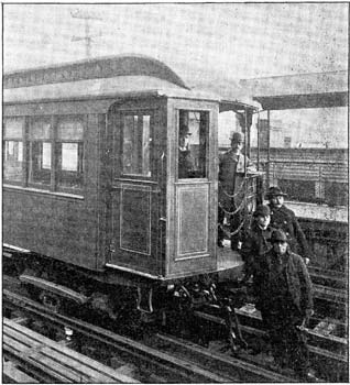 FIG. 11. � SHOWING CONTACT SHOE ON SIDE OF TRUCK AND VESTIBULE FOR MOTORMAN ON CARS OF SOUTH SIDE ELEVATED RAILROAD, CHICAGO.