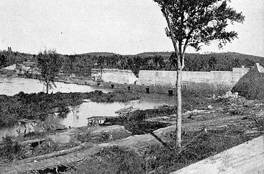 FIG. 4. - UP-STREAM SIDE OF DAM ACROSS THE YADKIN RIVER.