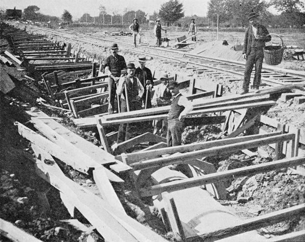 PUTTING  DOWN  CABLE  CONDUITS  AT  NIAGARA.