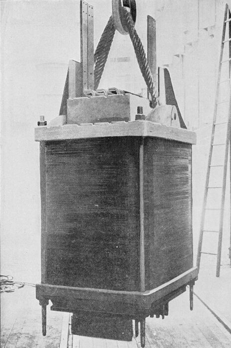 THE  INTERNAL  MAKE-UP  OF  THE  CARBORUNDUM  CO.�S  LARGE  STATIC  TRANSFORMER.  THIS TRANSFORMFR  REDUCES  THE  PRESSURE  OF  THE  TWO-PHASE  ALTERNATING CURRENT  FROM  24OO  TO  200  VOLTS.
